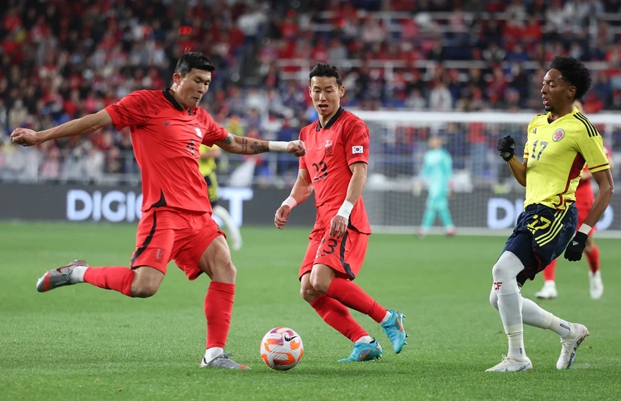 김민재가 지난 3월 24일 울산 문수 축구경기장에서 열린 대한민국 대 콜롬비아 대표팀의 평가전에서 수비하고 있다.