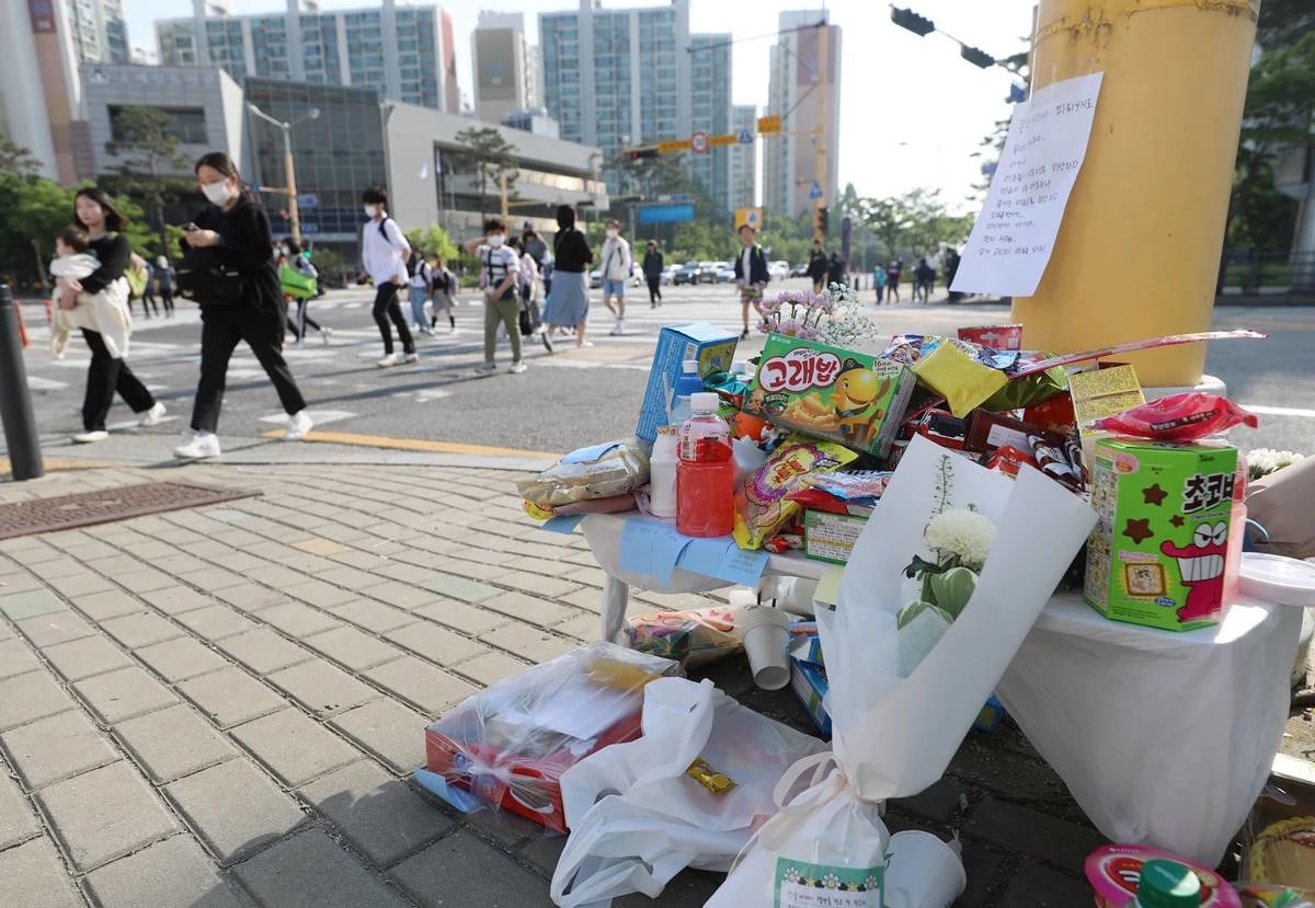 지난 11일 오전 경기 수원시 권선구 한 사거리에 우회전하던 시내버스에 치여 숨진 아이를 추모하는 물품들이 놓여져 있다. / 이하 뉴스1