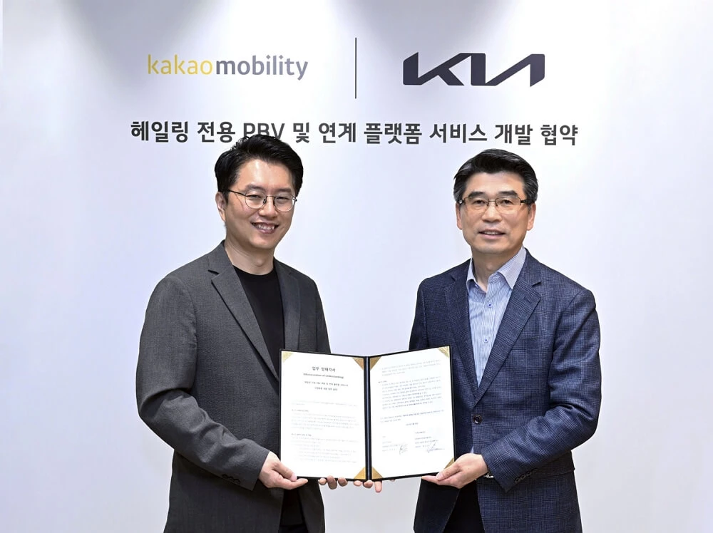 (사진 왼쪽부터) 카카오모빌리티 류긍선 대표, 기아 송호성 사장이 기념 촬영을 하는 모습   / 기아