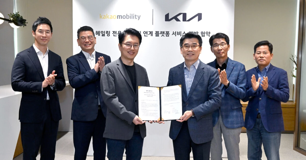 (사진 왼쪽부터) 카카오모빌리티 장성욱 부사장, 안규진 부사장, 류긍선 대표, 기아 송호성 사장, 권혁호 부사장, 김상대 전무가 기념 촬영을 하는 모습 / 기아