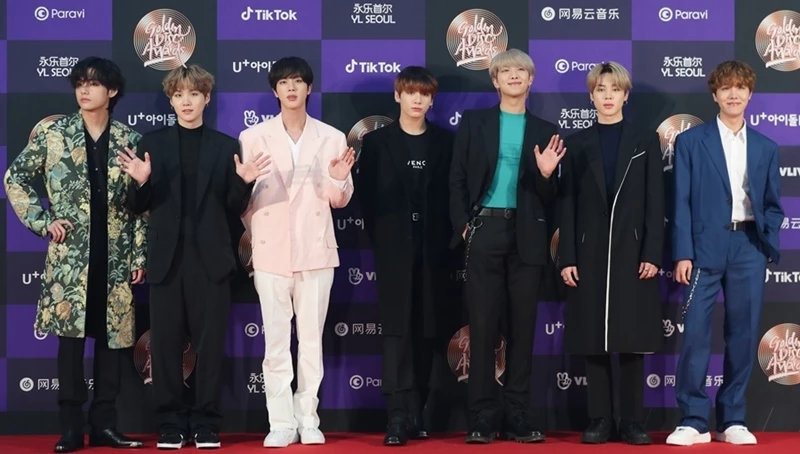 방탄소년단이 제34회 골든디스크어워즈 레드카펫 행사에서 포즈를 취하고 있다. / 이하 연합뉴스