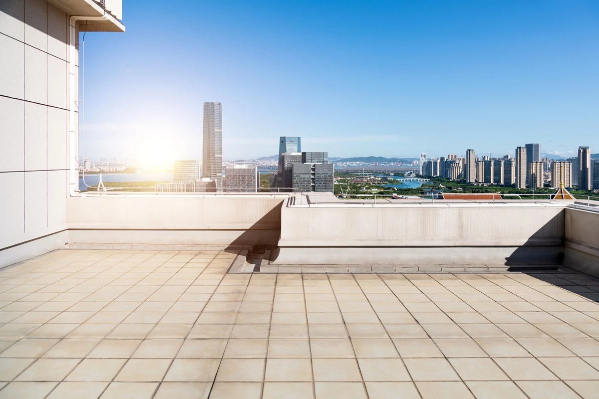 옥상 난간 자료 사진 / hxdbzxy-shutterstock.com