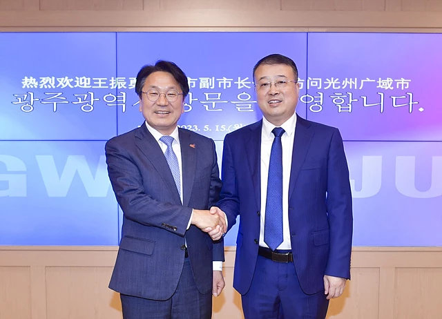 강기정 광주광역시장이 15일 오후 시청 비즈니스룸에서 왕전융 중국 원저우시인민정부 부시장 등 방문단을 예방하고 양 도시 간 미래차·인공지능(AI) 산업 등 교류협력 방안을 논의한 뒤 기념촬영을 하고 있다./광주광역시 제공