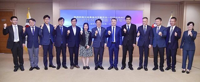 강기정 광주광역시장이 15일 오후 시청 비즈니스룸에서 왕전융 중국 원저우시인민정부 부시장 등 방문단을 예방하고 양 도시 간 미래차·인공지능(AI) 산업 등 교류협력 방안을 논의한 뒤 기념촬영을 하고 있다./광주광역시 제공