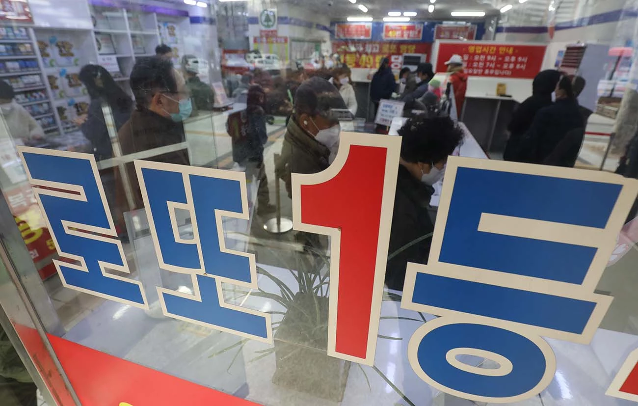 설 명절을 앞둔 지난 1월 19일 서울 노원구 한 복권판매점 앞에 복권을 사기 위한 시민들이 길게 줄을 서 있다. / 뉴스1