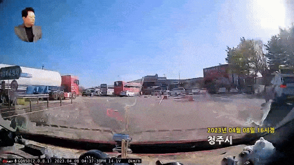 고속버스에서 내려 먼 곳을 보고 걷던 여성이 승용차와 부딪히는 장면.