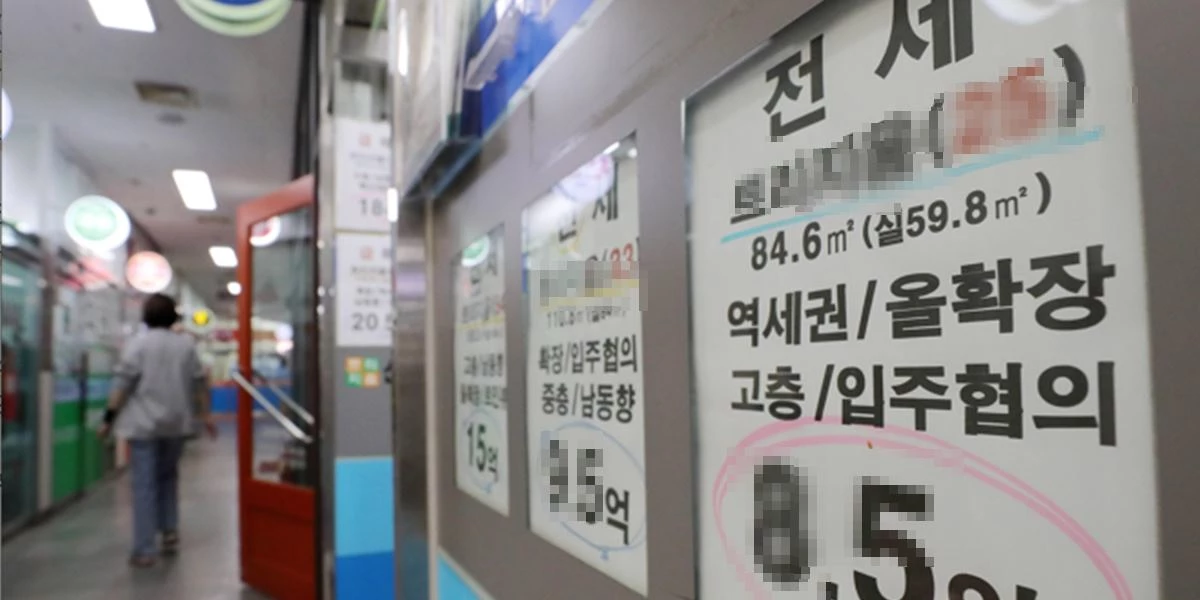 서울 송파구 부동산중개업소에 아파트 전세 매물 안내문이 붙여있다. 2023년 4월.