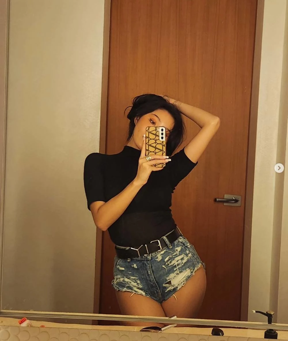 5월 12일 성균관대학교 축제에서 입었던 의상이다.  / 이하 화사 인스타그램