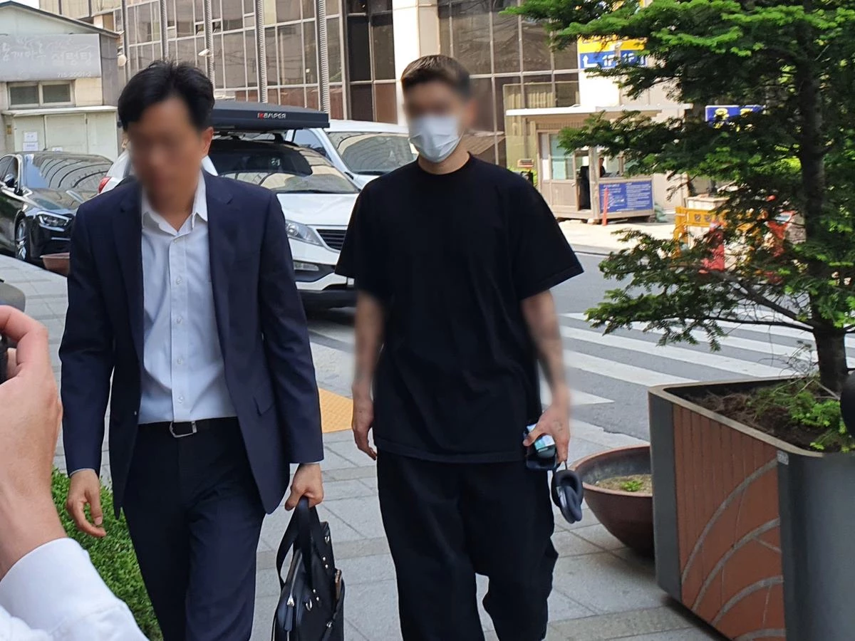 마약류관리법 위반 혐의를 받는 유아인(본명 엄홍식) 씨 지인인 미대 출신 작가 A씨가 16일 오전 경찰 조사를 받기 위해 서울 마포구 서울경찰청 마포청사로 향하고 있다.