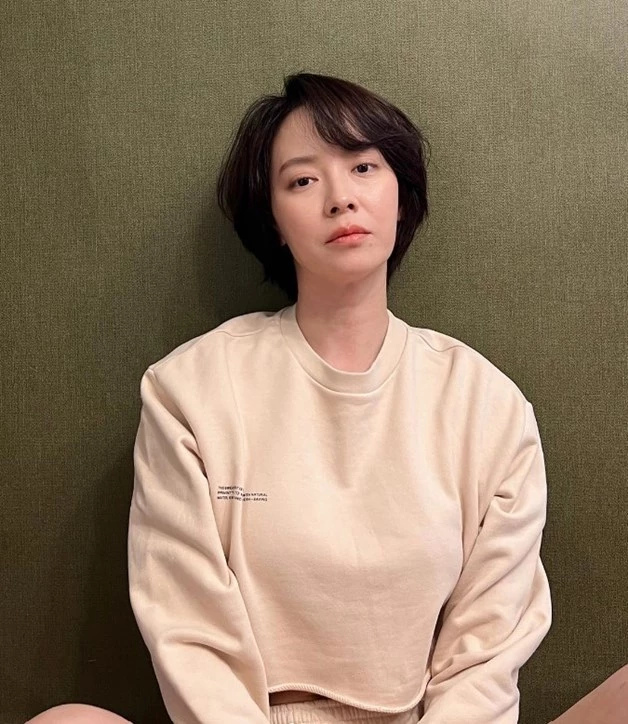 송지효는 사정이 좋지 않은 소속사 직원들을 도우려 사비를 지출했다.