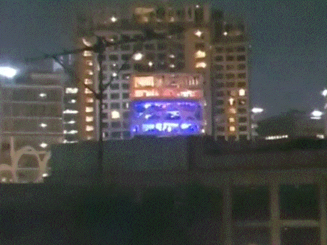 구찌 패션쇼 애프터파티가 열린 건물에서 음악 소리가 울려 퍼지고 조명이 번쩍이고 있다. / @roong30 트위터