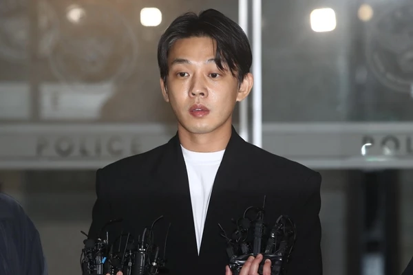유아인이 지난 3월 마약 투약 혐의 관련 조사를 마치고 취재진 질의에 답변하고 있다.
