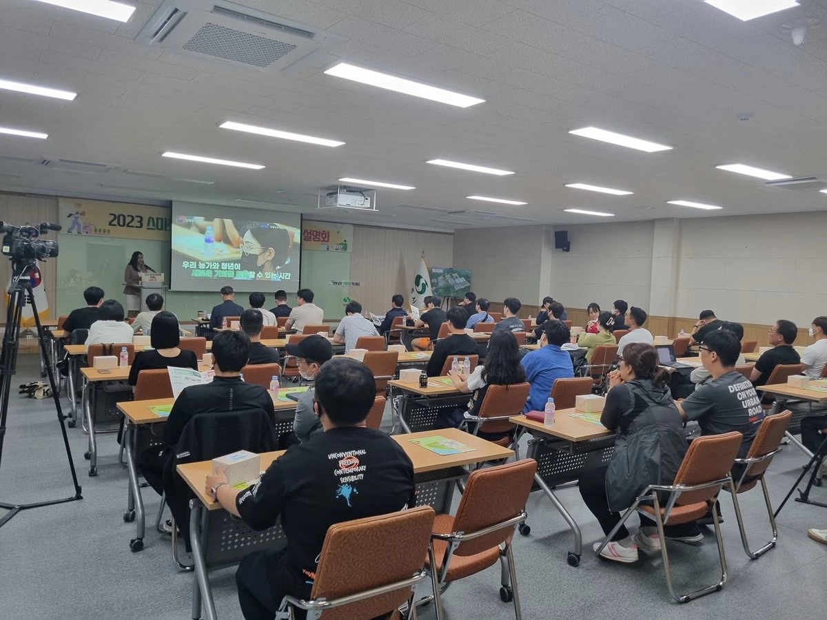 상주시는 스마트팜 창농에 관심있는 청년들을 대상으로 스마트팜 기초이론부터 스마트팜에 특화된 실습 위주의 장기 교육을 실시하는 「2023년 스마트팜 청년창업 보육센터 6기 교육생」을 모집한다고 밝혔다. / 상주시제공