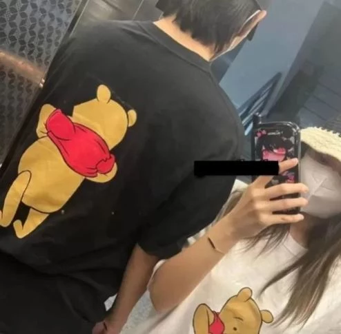 지난해 확산된 커플템 의혹을 받은 뷔와 제니의 티셔츠 / 온라인 커뮤니티 네이트판