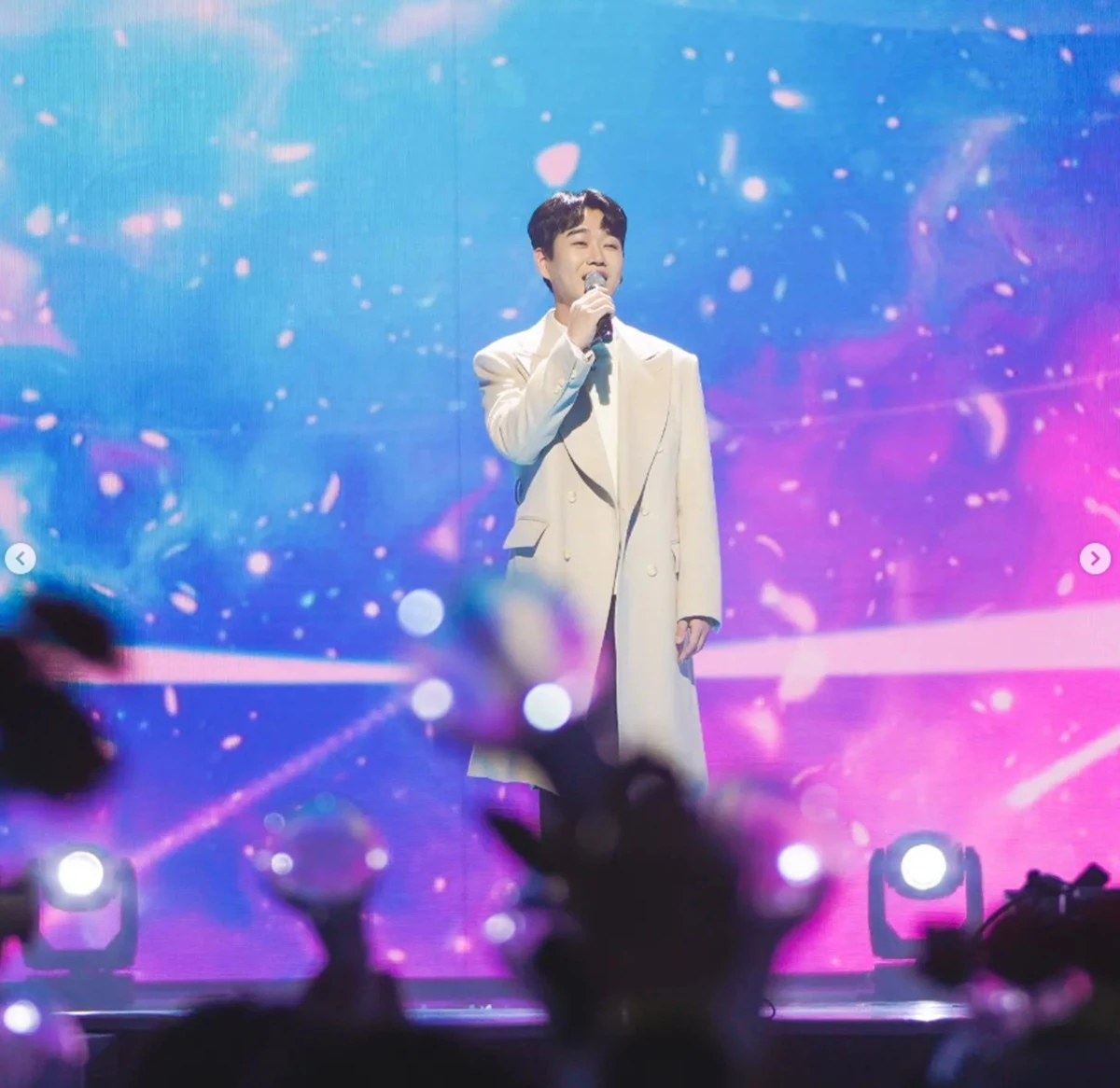 팬들의 환호를 받으며 노래하고 있는 황영웅 / 이하 황영웅 인스타그램