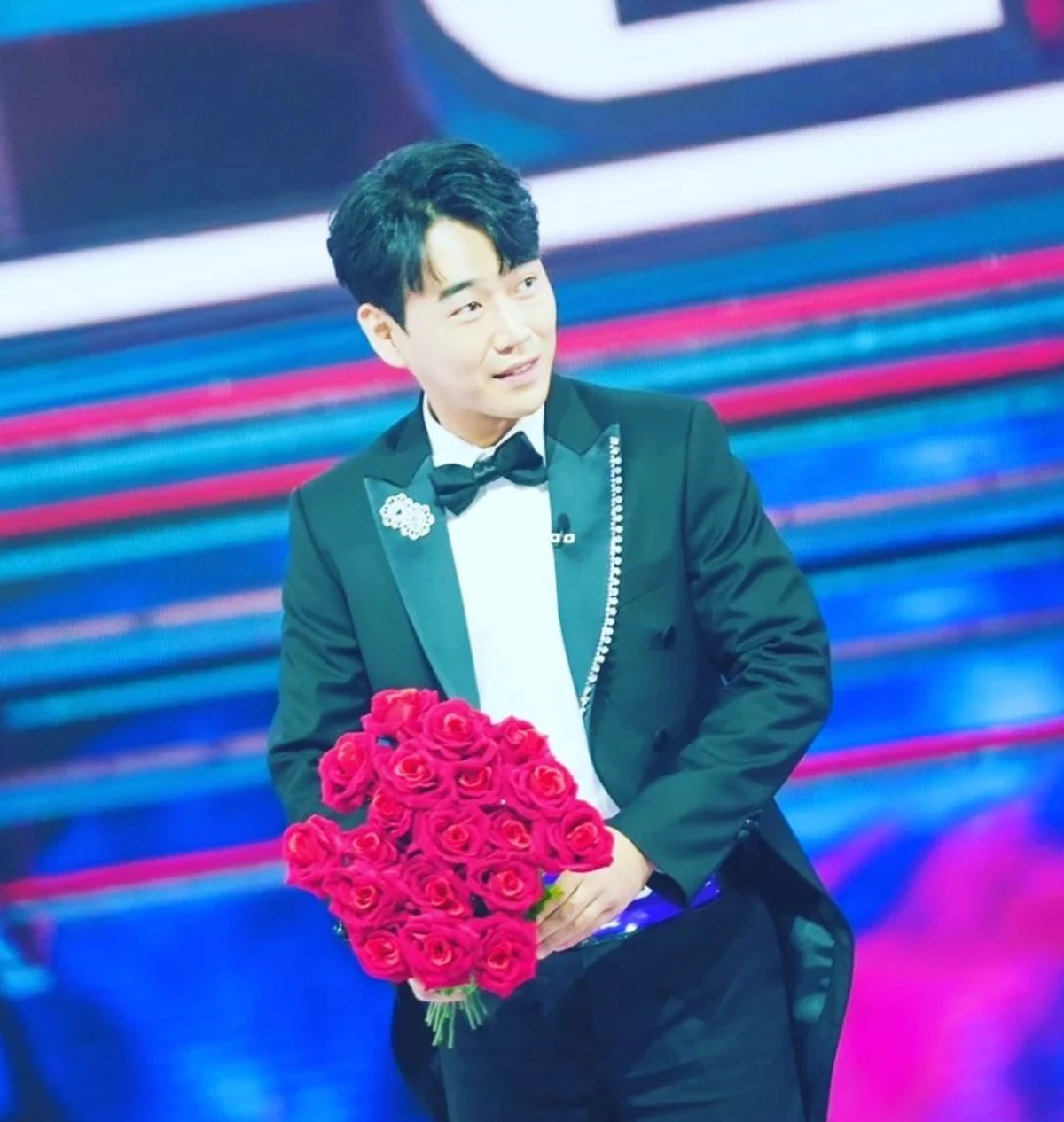 꽃다발을 들고 있는 황영웅