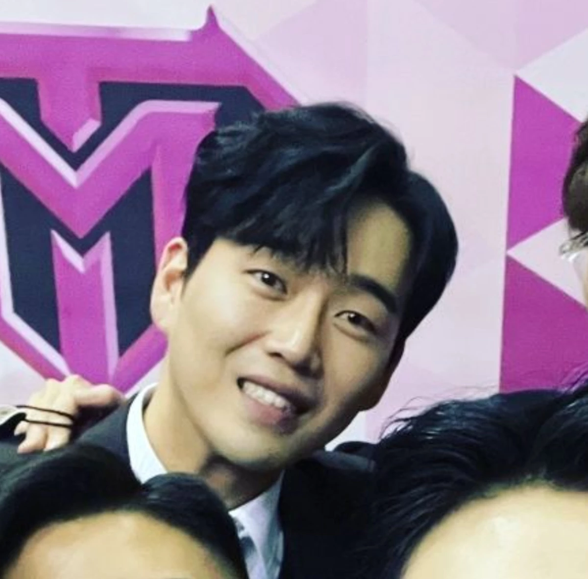 포즈를 취하고 있는 황영웅