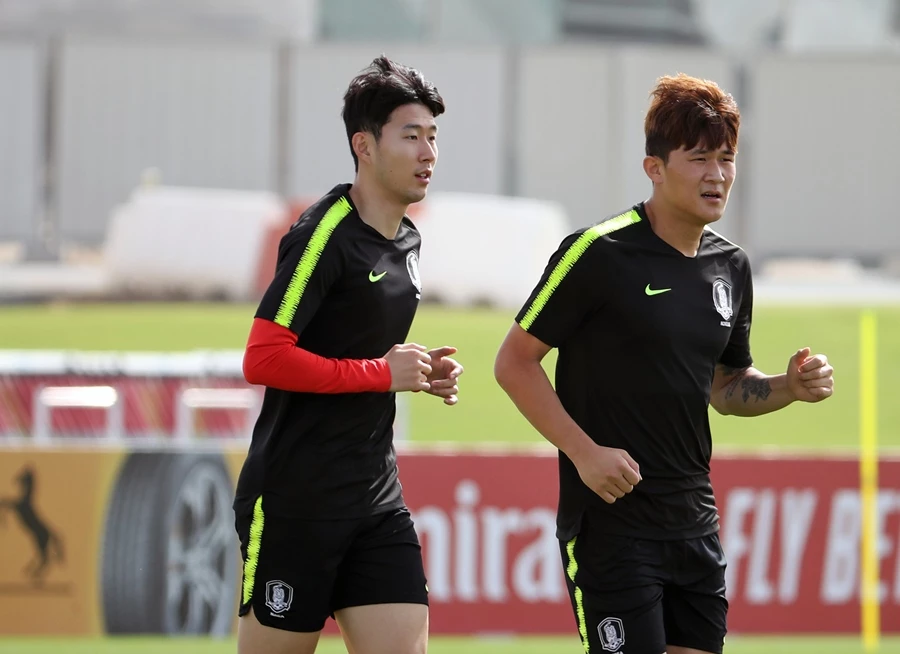 손흥민(왼쪽)과 김민재가 2019년 1월 18일(현지 시각) 아랍에미리트 두바이 NAS 스포츠 컴플렉스에서 몸을 풀고 있다. / 이하 연합뉴스