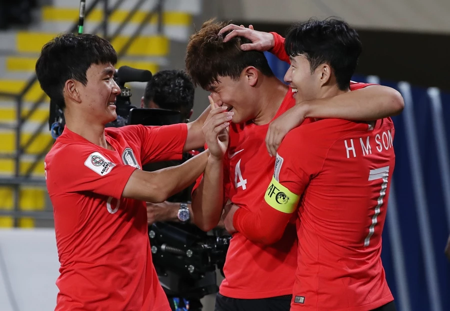 2019년 1월 16일(현지 시각) 아랍에미리트 아부다비 알 나얀 스타디움에서 열린 한국과 중국의 아시안컵 조별리그 C조 3차전에서 헤더 슛으로 두 번째 골을 넣은 김민재가 손흥민, 황인범과 기뻐하고 있다.