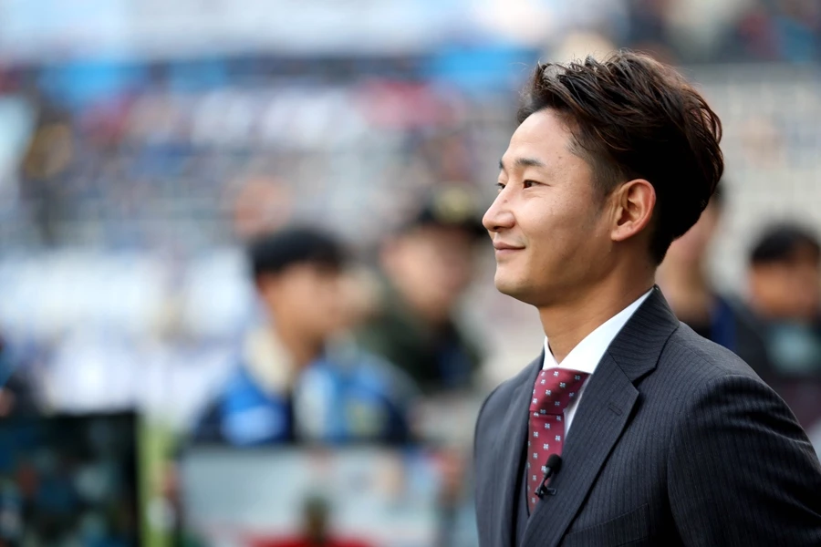 이천수가 2015년 11월 28일 인천시 남구 인천축구전용경기장에서 열린 은퇴식에서 팬들을 향해 인사하고 있다. / 이하 연합뉴스