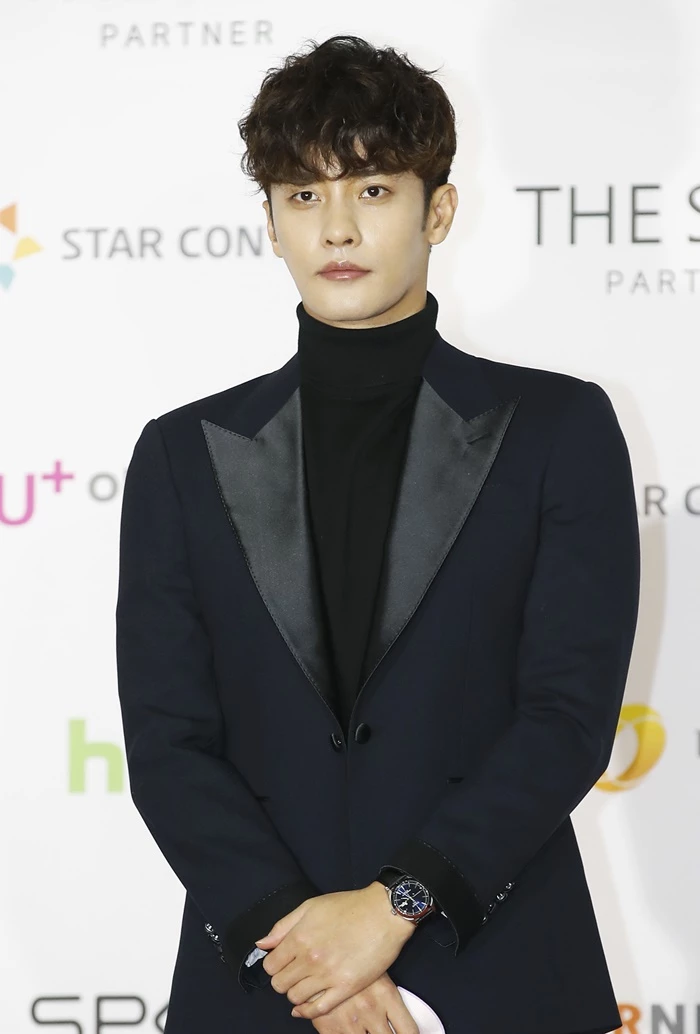 훈이 ‘2021 아시아 아티스트 어워즈(AAA)’ 레드카펫 행사에 참석해 포즈를 취하고 있다. / 이하 뉴스1