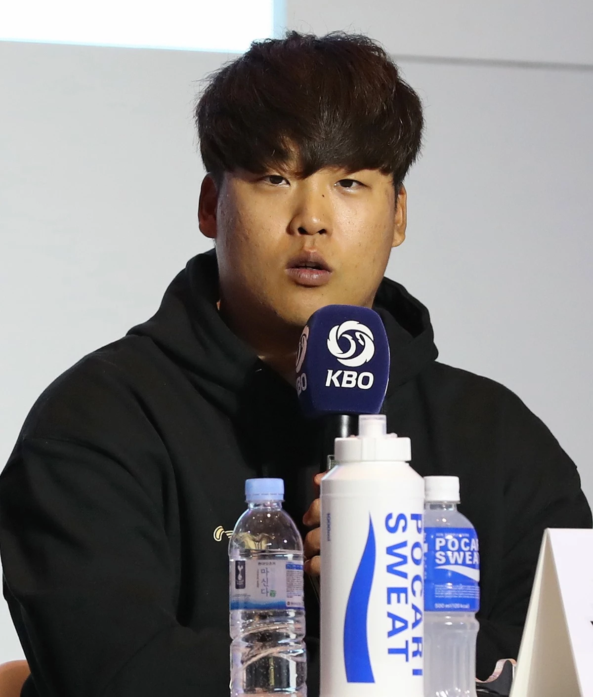 인터뷰 중인 KT 위즈 강백호