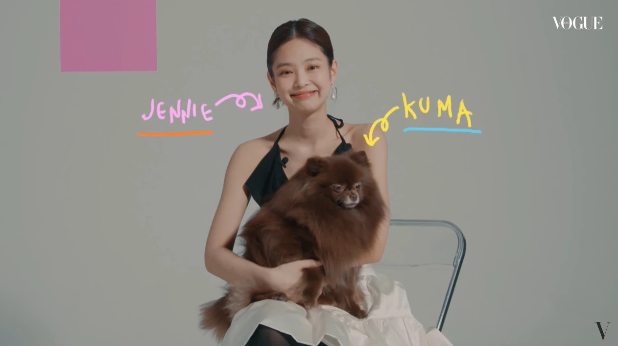 2020년, 반려견 쿠마 소개한 제니 / 이하 유튜브 'VOGUE KOREA'