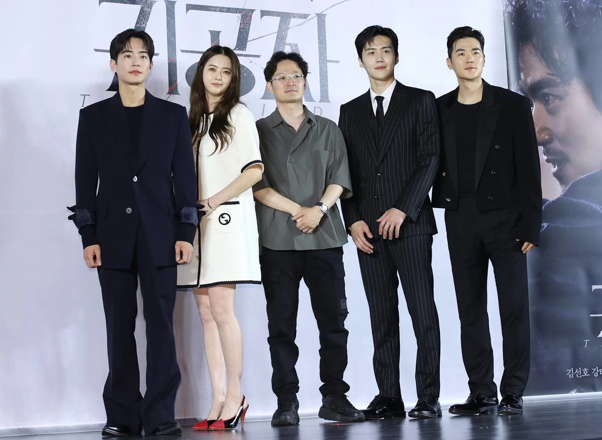 영화 '귀공자'의 주역들. 왼쪽부터 강태주, 고아라, 박훈정 감독, 김선호, 김강우