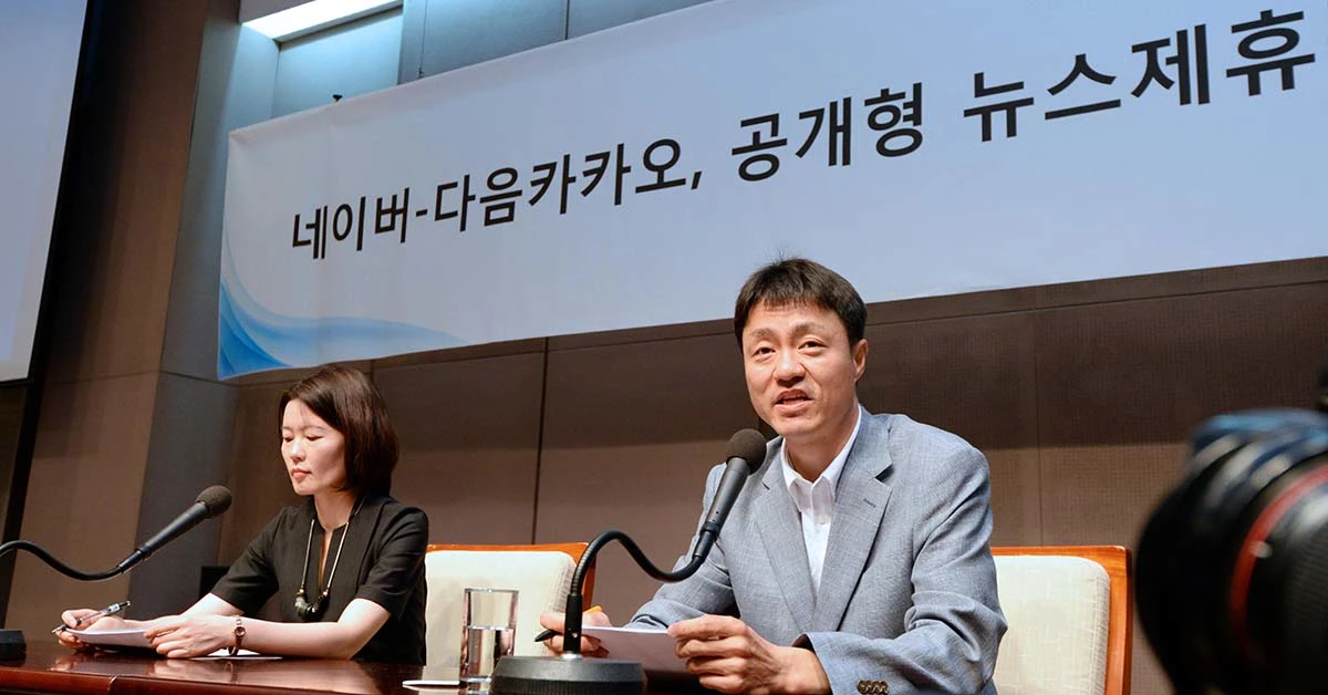 네이버와 카카오의 관계자들이 2015년 서울 중구 태평로 한국프레스센터에서 공개형 뉴스제휴 평가위원회(가칭) 설립을 알리는 기자회견을 열고 있는 모습. / 뉴스1 자료사진 (서울=뉴스1)|정회성