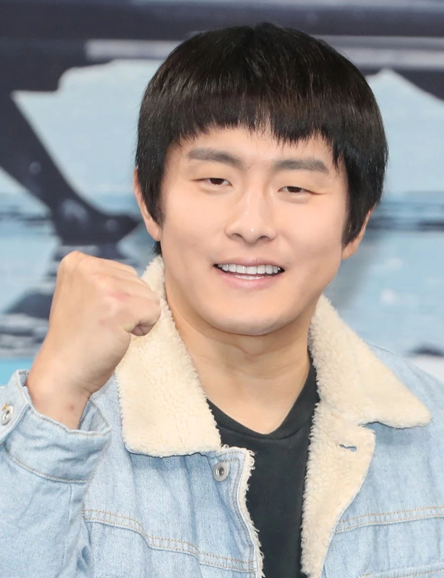 웹툰 작가 기안84가 지난해 12월 9일 서울 마포구 상암 MBC에서 열린 MBC 예능프로그램 '태어난 김에 세계일주'(이하 태계 일주) 제작발표회에서 포즈를 취하고 있다. / 이하 뉴스1