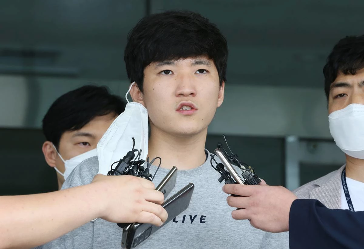 신상정보 공개된 최찬욱. 지난 2021년 대전 서구 둔산경찰서에서 미성년자를 성추행하고 성 착취물을 제작해 유포한 혐의를 받는 최찬욱이 심경을 밝히고 있다. / 뉴스1