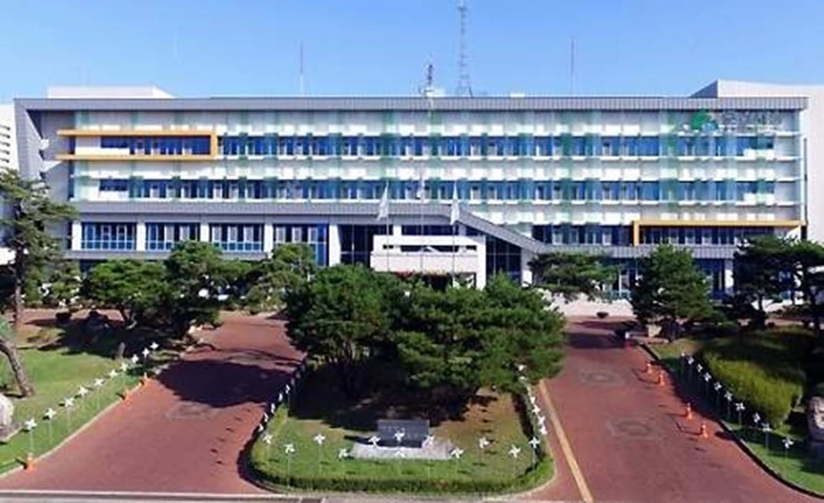 문경시는 25일 국회 소통관에서 충북 제천시가 주관하고 비혁신·인구감소 시·군이 공동으로 주최한 제2차 공공기관 지방 이전 추진 관련 인구감소도시 공공기관 이전 촉구를 위한 기자회견에 참석해 한마음으로 목소리를 높였다. 사진은 문경시청 전경/ 문경시제공