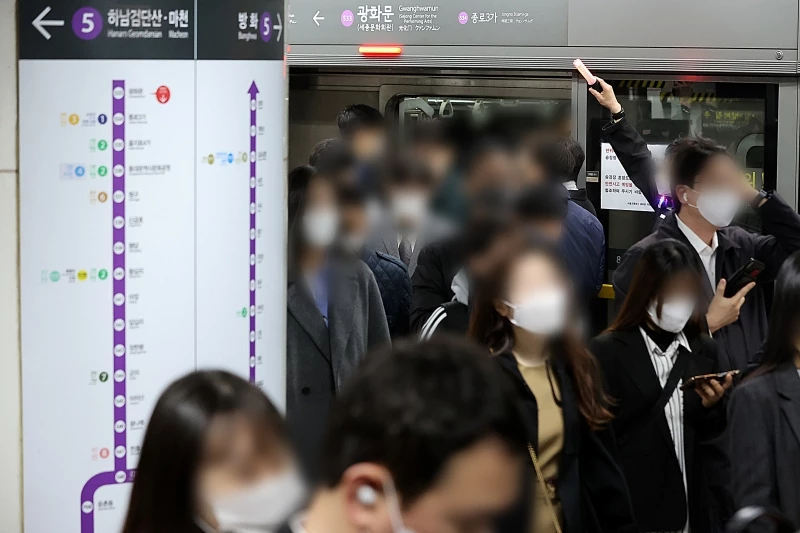 서울 지하철 5호선을 이용하는 사람들. 기사 이해를 돕기 위한 이미지 / 뉴스1