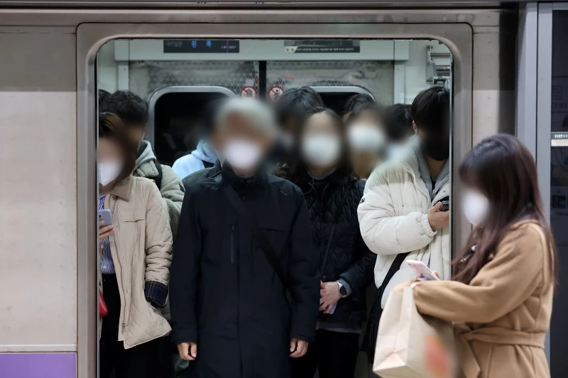 많은 사람이 이용하는 서울 지하철 / 뉴스1