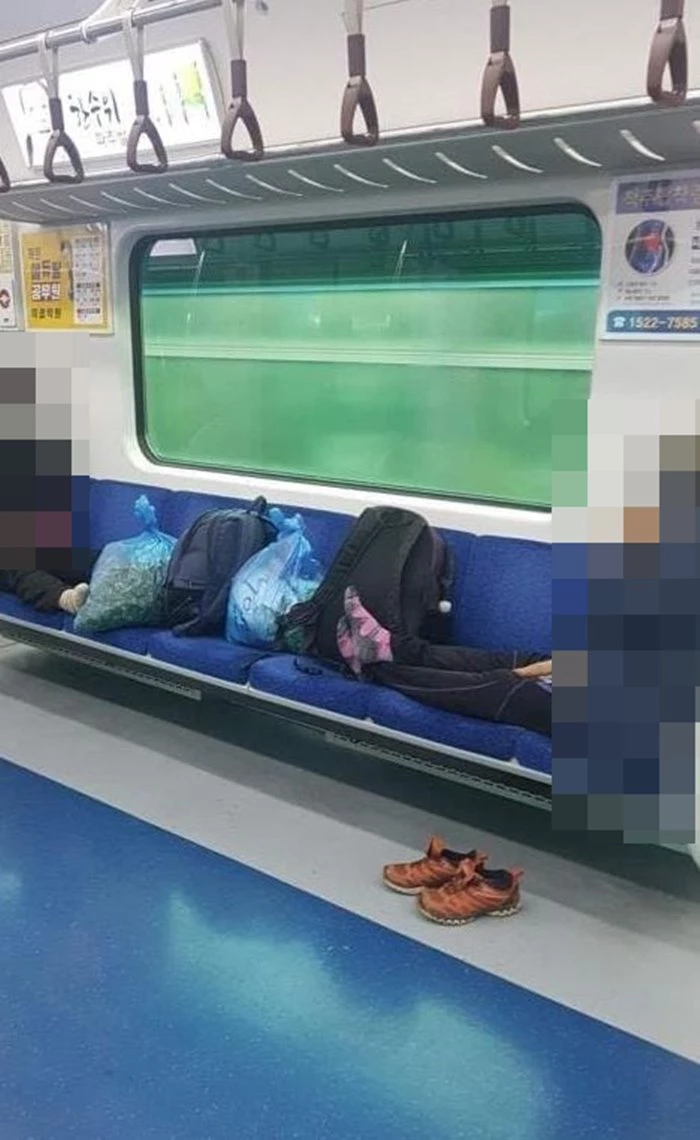 여성 승객 두 명이 지하철 7인 석을 점령한 모습이다. / 온라인 커뮤니티 '디시인사이드'