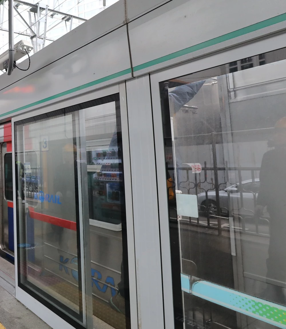 경의중앙선 역사 스크린 도어 자료 사진. / 뉴스1