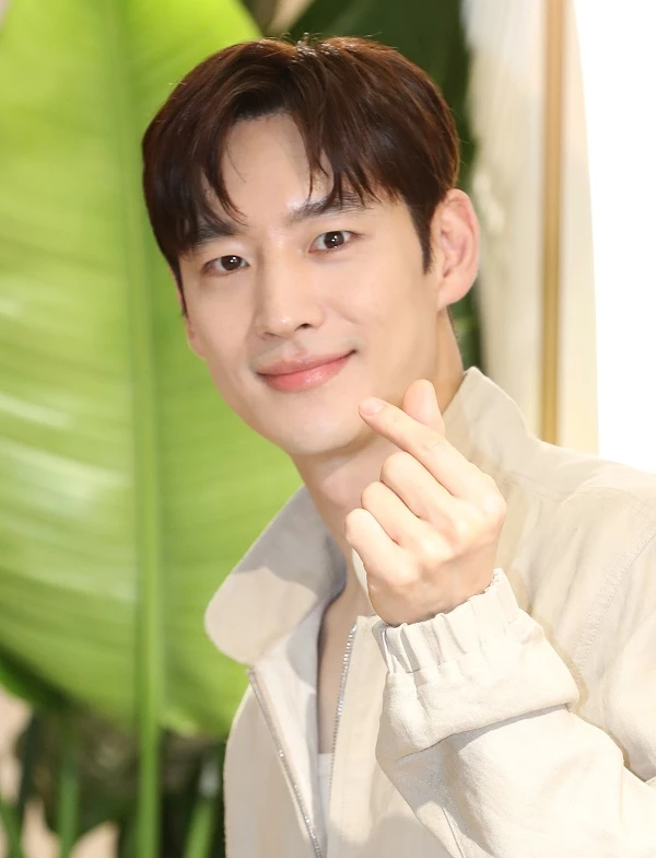 이제훈이 지난 18일 서울 서초구 신세계백화점 강남점에서 열린 이탈리아 브랜드 '로로피아나' 론칭 행사에 참석했다. / 뉴스1
