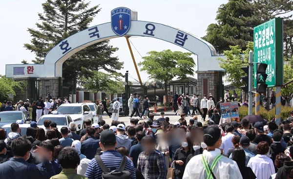 2021년 충남 논산 육군훈련소 입영심사대에서 입영장병들이 입소하고 있다.