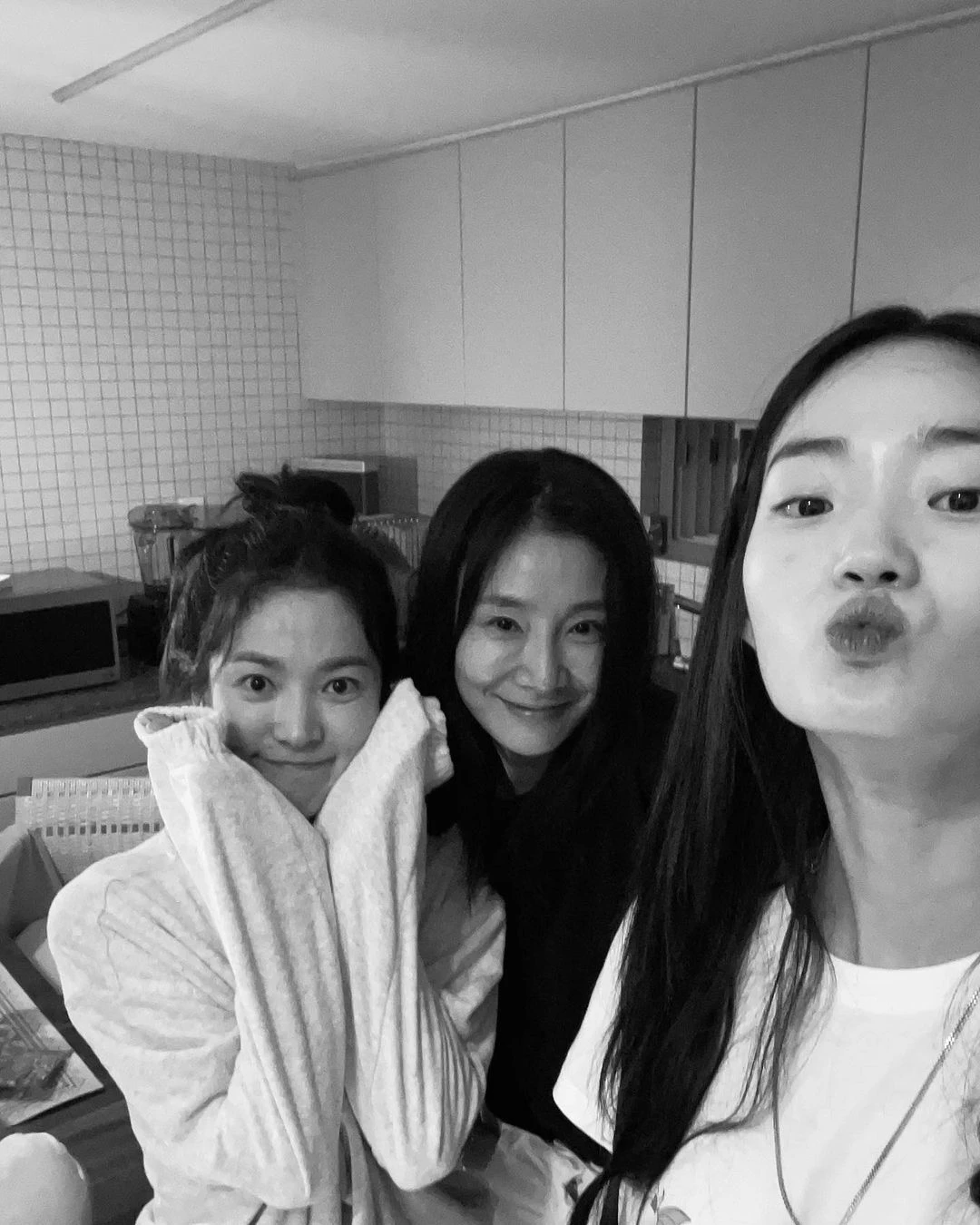 왼쪽부터 배우 송혜교, 박효주, 신현지