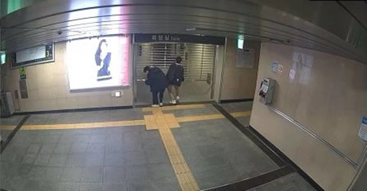 10대 남학생이 화장실 셔터를 강제 개방하고 있다. / 부산교통공사 제공