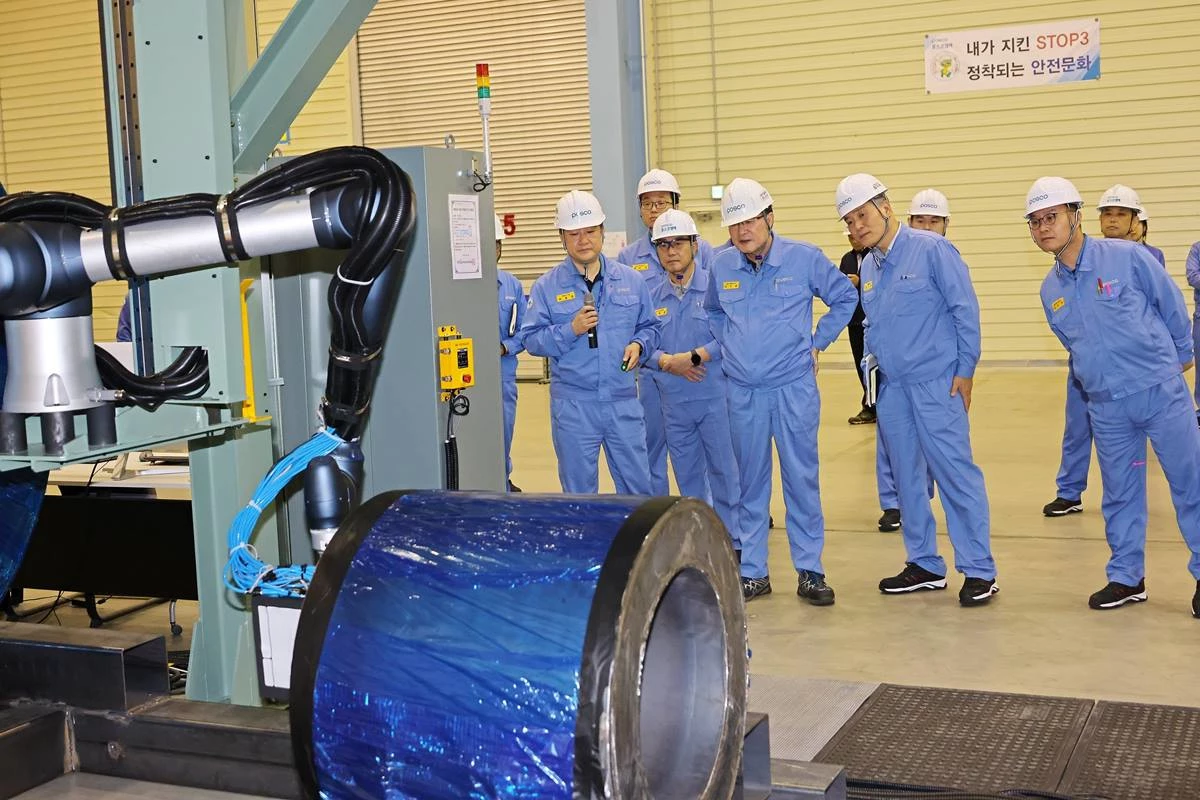 포스코 이시우 사장이 지난 25일 코일 제품 라벨 부착 협동로봇의 시연회를 참관하고 있다.