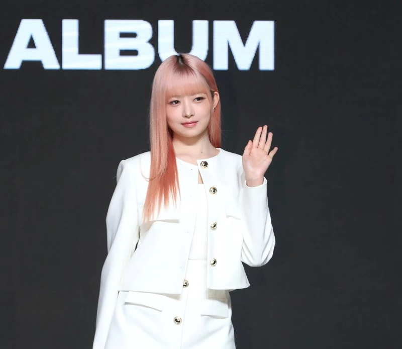 그룹 아이브 멤버 레이가 지난달 10일 서울 영등포구 콘래드 서울 호텔에서 가진 첫 번째 정규 앨범 '아이해브 아이브(i've IVE)' 발매 기자간담회에서 포즈를 취하고 있다. / 이하 뉴스1