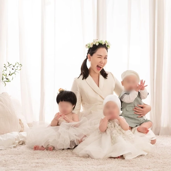황신영이 세쌍둥이와 다정한 포즈를 취하고 있다.