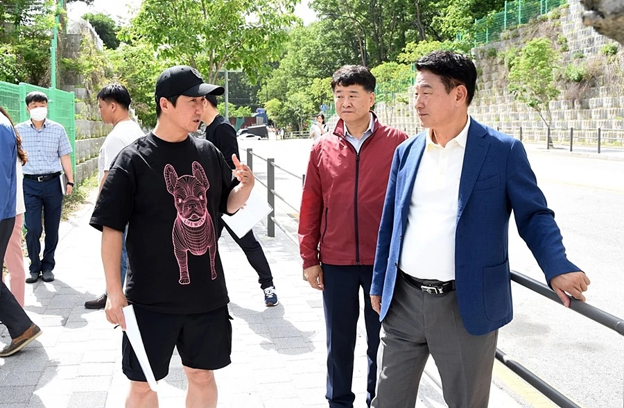 김동근 시장(오른쪽)