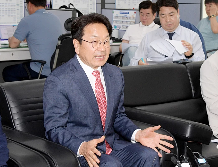 강기정 광주광역시장이 30일 오전 시청 기자실에서 출입기자단과 518주간 관련 차담회를 하고 있다./광주광역시 제공