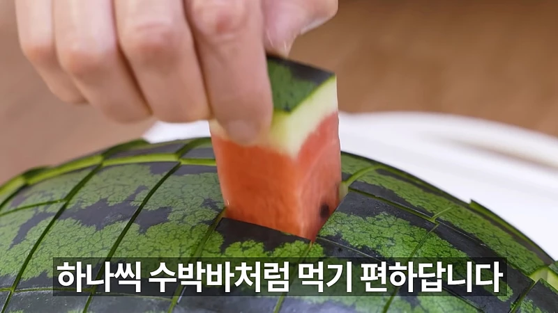껍질째 잘라서 바로 먹는 '수박바' 손질법 / 이하 유튜브 '리꼬 Rico'