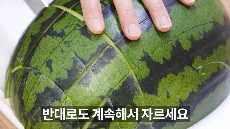 같은 방식으로 가로로 자르면 한 입 크기의 수박바가 완성된다.