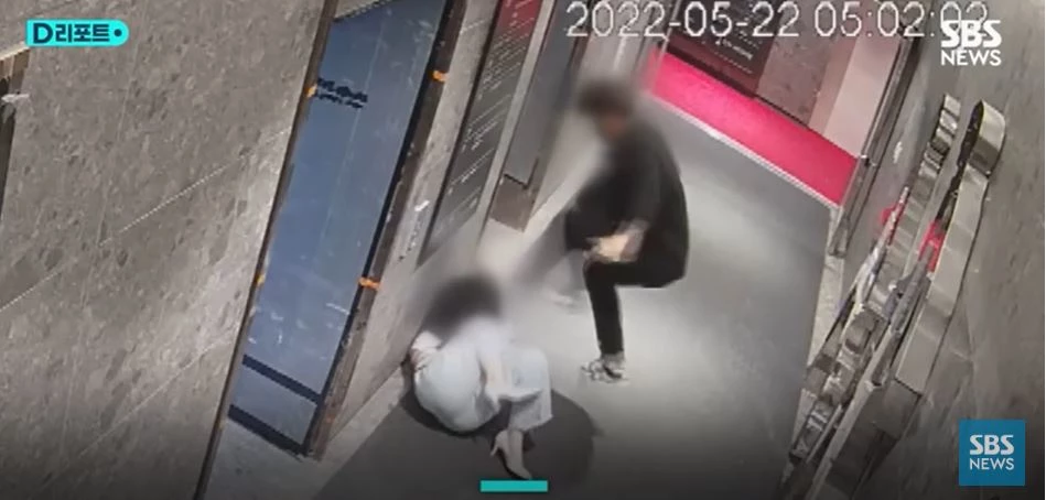 지난해 5월22일 부산 부산진구 서면 오피스텔 1층 복도에서 발생한 '부산 돌려차기' 사건과 관련해 가해 남성 A씨가 피해자를 발로 차고 있다. / 유튜브 'SBS 뉴스'
