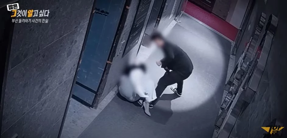지난해 5월22일 부산 부산진구 서면 오피스텔 1층 복도에서 발생한 '부산 돌려차기' 사건과 관련해 가해 남성 A씨가 피해자를 발로 차고 있다. / 유튜브 '그것이 알고 싶다'