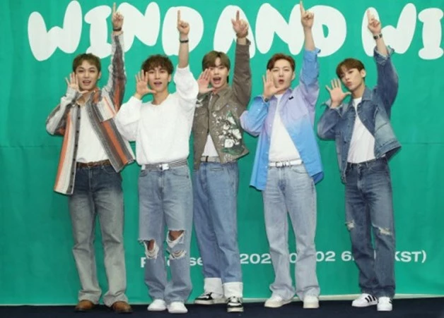 그룹 비투비 임현식(왼쪽부터)과 서은광, 육성재, 창섭, 민혁이 2일 서울 마포구 스탠포트호텔에서 가진 미니 12집 ‘윈드 앤드 위시’ 발매 기념 기자간담회에서 포즈를 취하고 있다. / 뉴스1